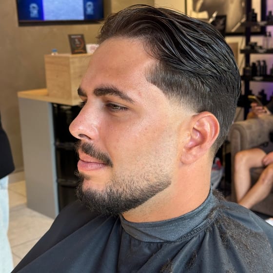 Κούρεμα με καθαρή γραμμή γενειάδας από το No Regret Barbershop