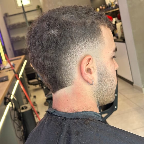 Σγουρά μαλλιά με taper fade από το No Regret Barbershop