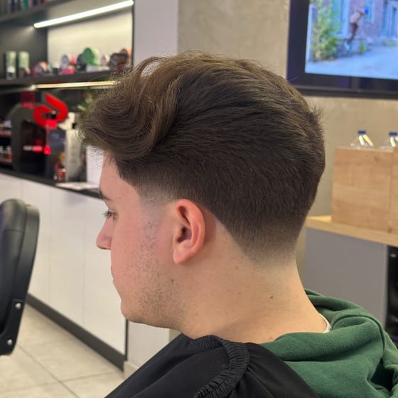 Κούρεμα με textured quiff και fade από το No Regret Barbershop