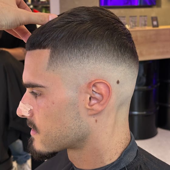Κούρεμα με fade στο πλάι από το No Regret Barbershop