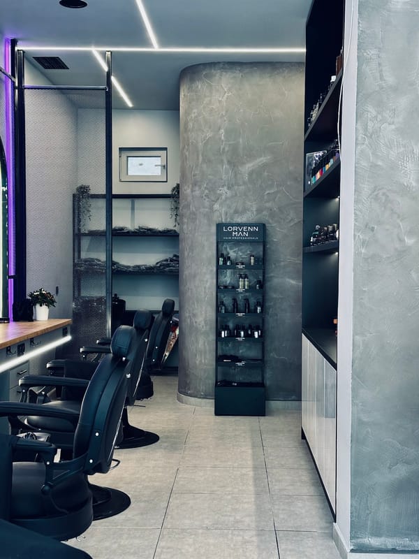 Οι μαύρες καρέκλες του No Regret Barbershop μπροστά στους καθρέφτες