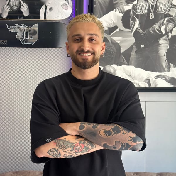 Ο Πάνος, ιδιοκτήτης του No Regret Barbershop