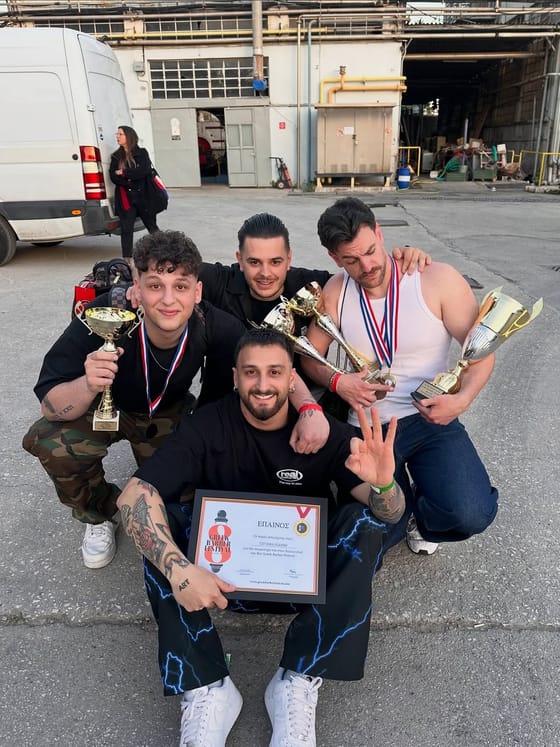 Η ομάδα του No Regret Barbershop με τέσσερα κύπελλα και τον έπαινο του Greek Barber Festival